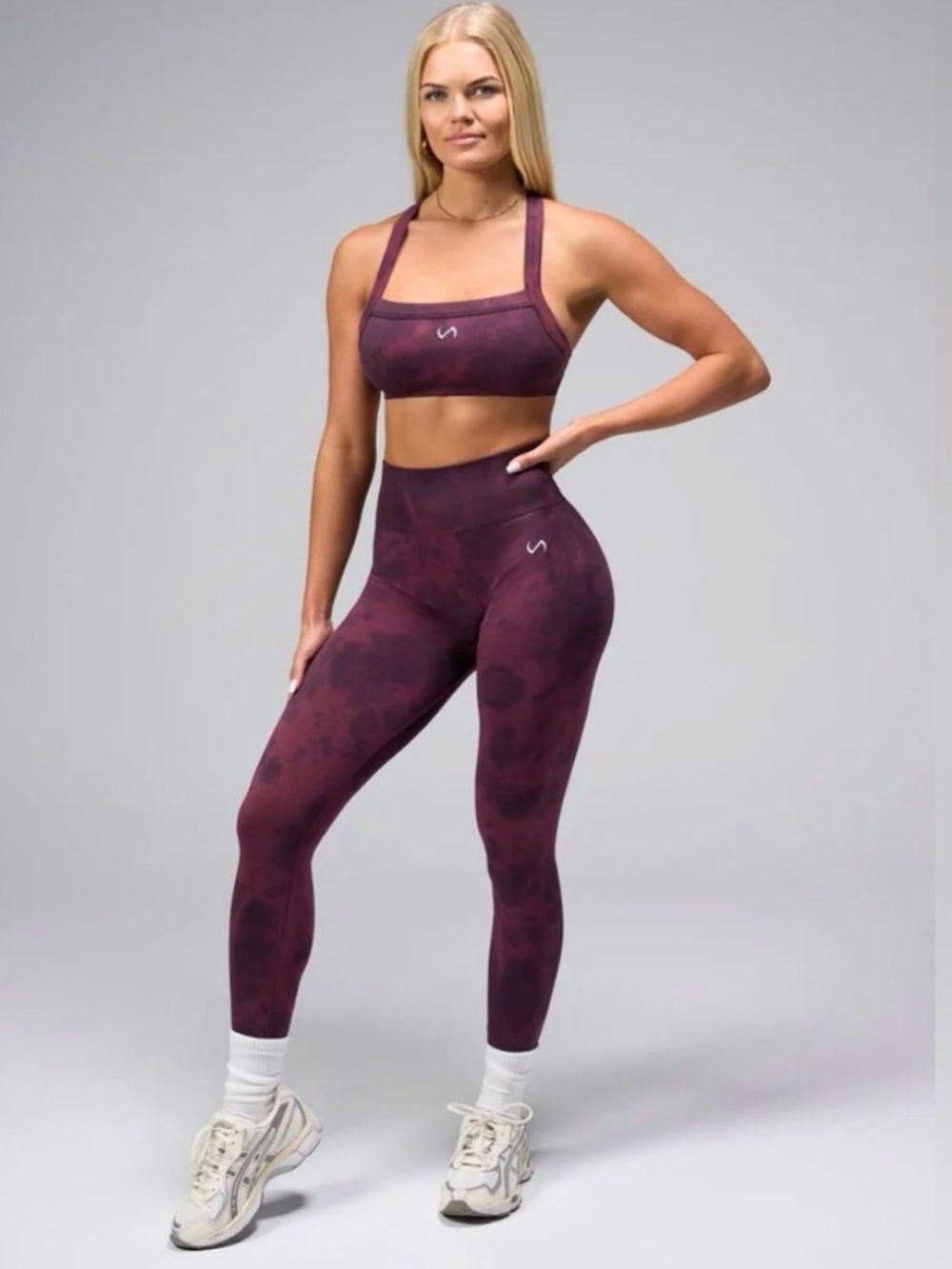 TLF Cosmic Seamless Scrunch Butt
Leggings- Cherry NWT